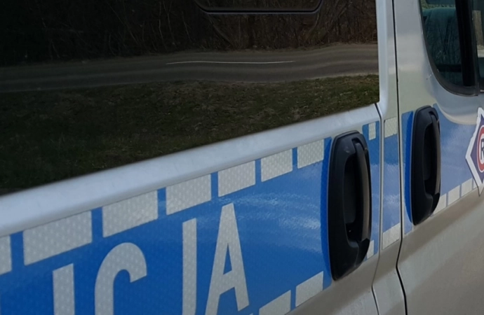 {Policjanci z Węgorzewa wykryli awarię hamulców w autokarze, który miał zawieźć dzieci na wycieczkę.}