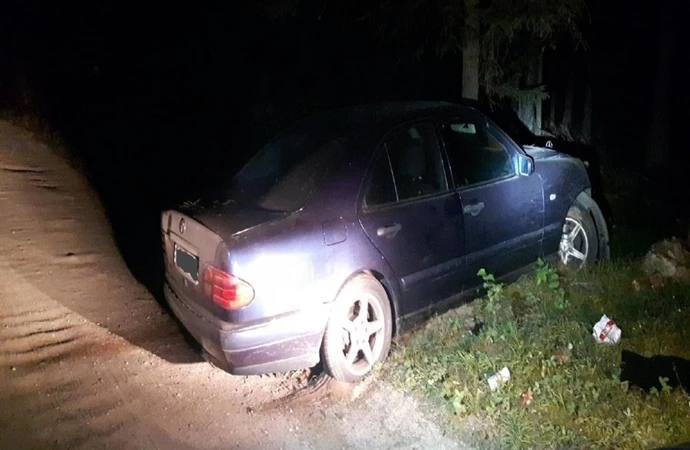 Rozbite auto na środku drogi – a w nim dwie śpiące osoby. Taki widok zastali policjanci ze Szczytna.